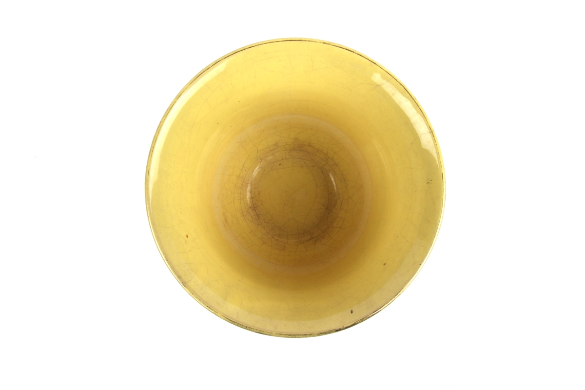 Blomsterpotte med rillet dekor og med gul, blank glasur og gullfarget kant.