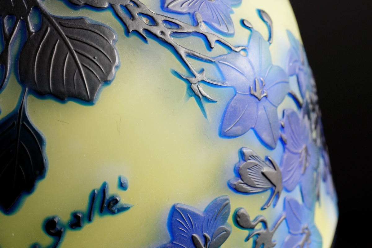 Opak, gul lampa med etsat överfång i olika blå nyanser.
Metallfattning för glödlampa. Tvinnad textilsladd.