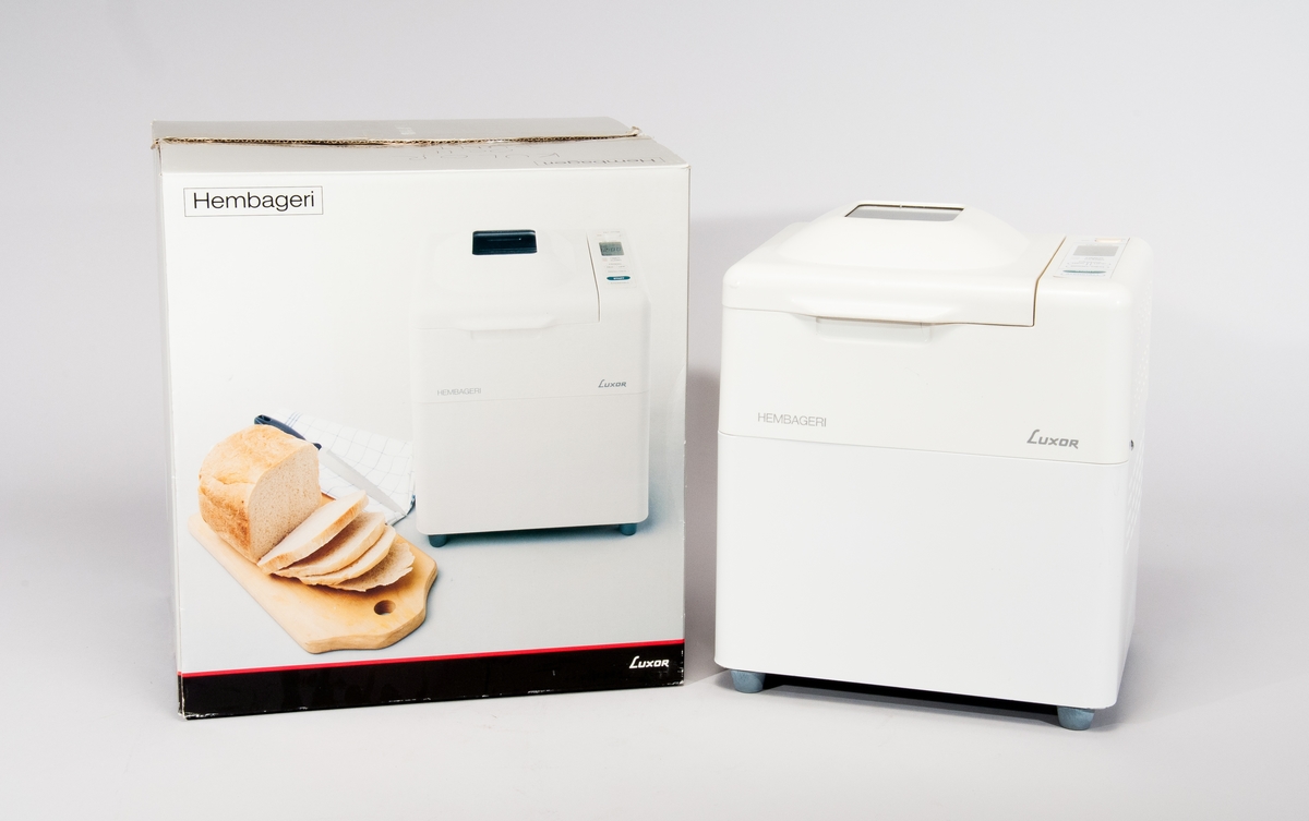 Brödbakningsmaskin Hembagare/Hembageri av plast, glas och metall. Riktvärde för bakningstid: 3 timmar 8 minuter. Tekninska data: 220V/50Hz anslutning, 600 W element/100W knådningsmotor, sifferdisplay som visar bakningstiden. Tillbehör: Originalkartong
Luxor automatic bread maker modell: LHB-B2, nr: 039026.
