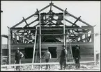 Möklinta sn, Sala.
Fyra män vid husbygge. Början 1900-talet.