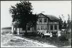 Möklinta sn, Nordankil.
Familjen Andersson vid kaffebord utanför bostaden. Början av 1900-talet.