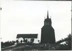 Möklinta sn, Sala.
Exteriör av Möklinta kyrka och klockstapeln.