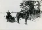 Möklinta sn, Sala. Östankil.
Porträtt av slädparti med August Östlund. C:a 1910.