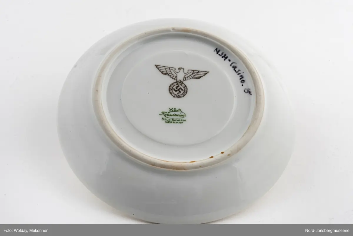 Rund poselensskål til kopp. Under  er trykket nazisymbol med ørn. "Krautheim, Selb Bavaria, Germany"
