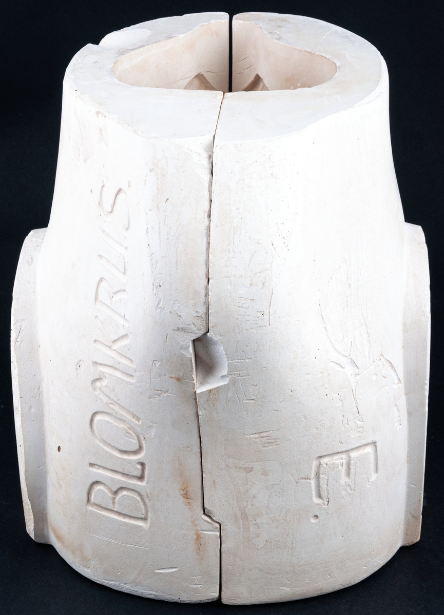 Gjutform i gips till blomkrus, Gefle Porslinsfabrik, modell E. Två delar. (Detta krus har bl a använts med dekoren "Mullbär.) Krus E tillverkat 1943-1964, formgivare Ruben Wallström.
