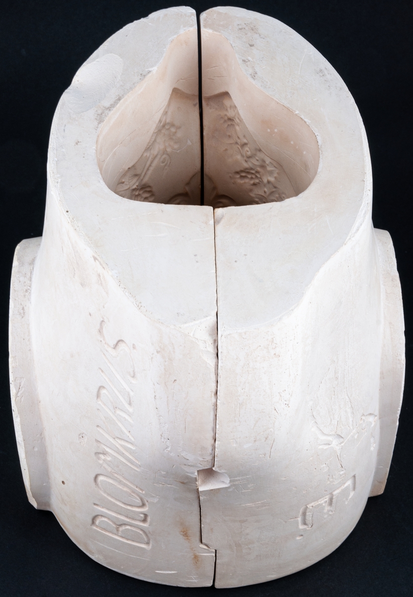 Gjutform i gips till blomkrus, Gefle Porslinsfabrik, modell E. Två delar. (Detta krus har bl a använts med dekoren "Mullbär.) Krus E tillverkat 1943-1964, formgivare Ruben Wallström.