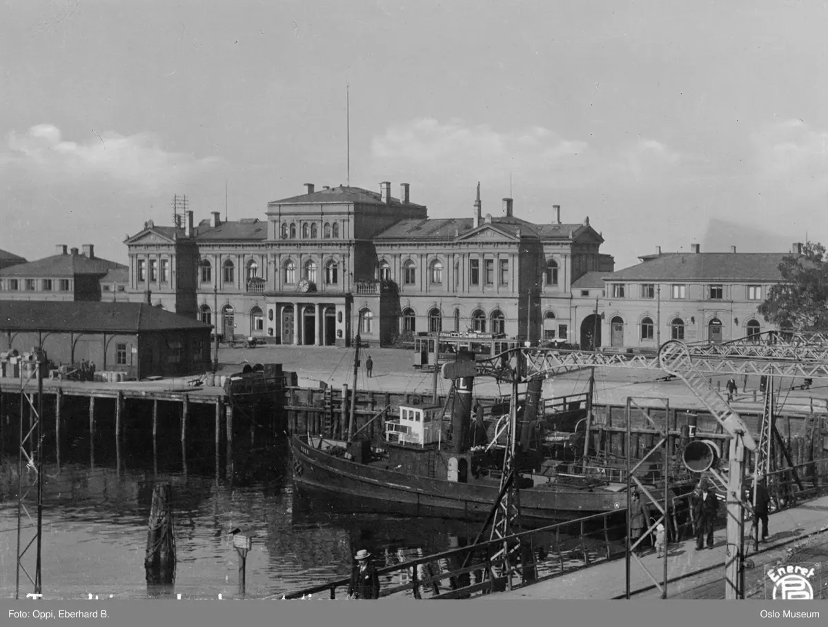 Trondheim jernbanestasjon, havn, båt, bro, mennesker, trikk