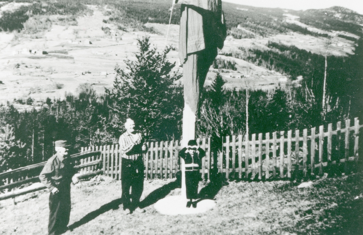 Gruppe,flaggstang,jakke og luve.
1 mai 1963 i Svingen,frå v.Helge Svingen,Nils Svingen og JanErik Svingen.