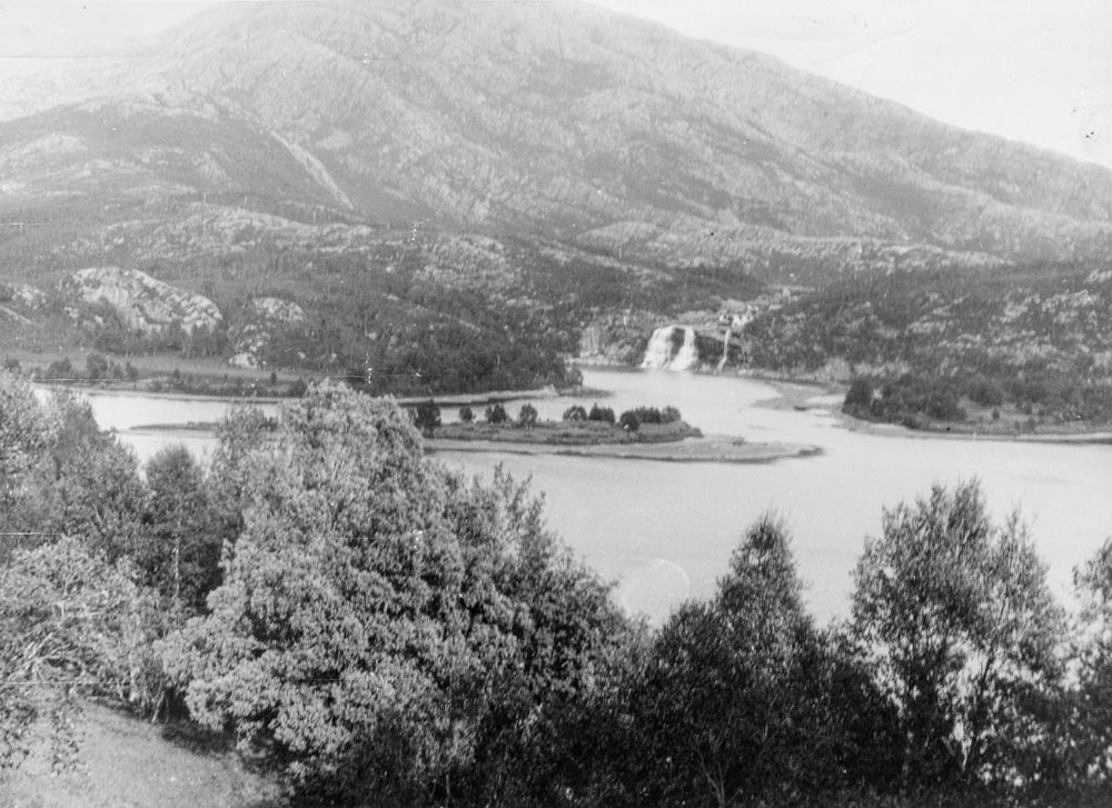 Leirfjord, Forslandsvatnet. Forslandsvatnet med fossen og øya i midten. Bildet er tatt før vannet ble oppdemt på grunn av kraftproduksjon.
Bildet er brukt i Leirfjordkalenderen - januar 2023.