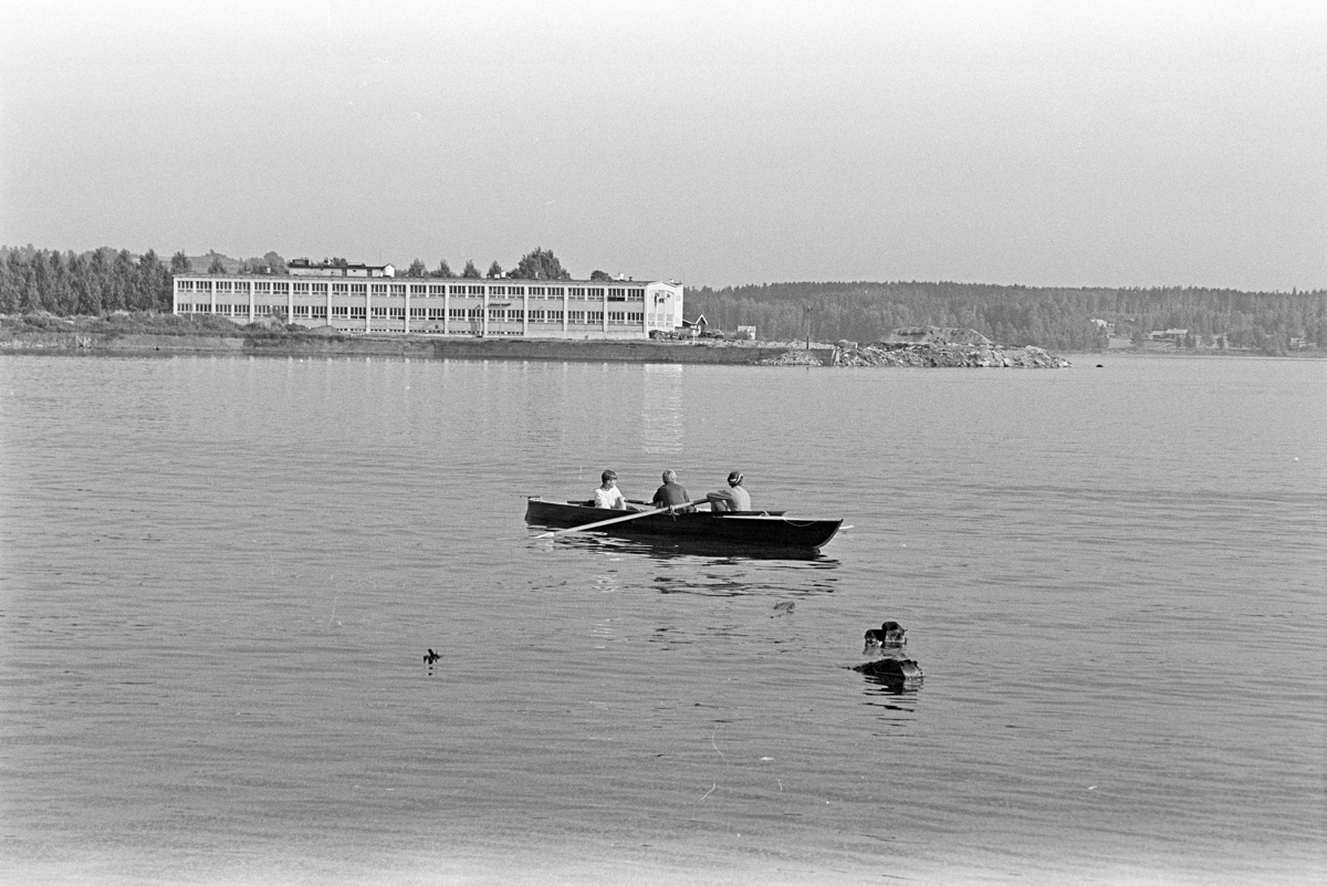 Gutter i robåt, Hamar Brygge, "Brygga" Skibladners åpningtur i juni 1969. Pyntet med norske flagg og masse folk. Mjøsbåt.