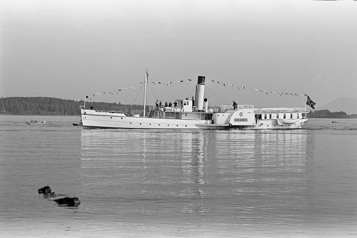 Hamar Brygge, "Brygga" Skibladners åpningtur i juni 1969. Pyntet med norske flagg , vimpler.