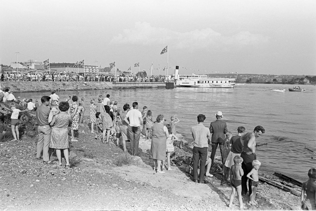 Hamar Brygge, "Brygga" Skibladners åpningtur i juni 1969. Pyntet med norske flagg og masse folk.