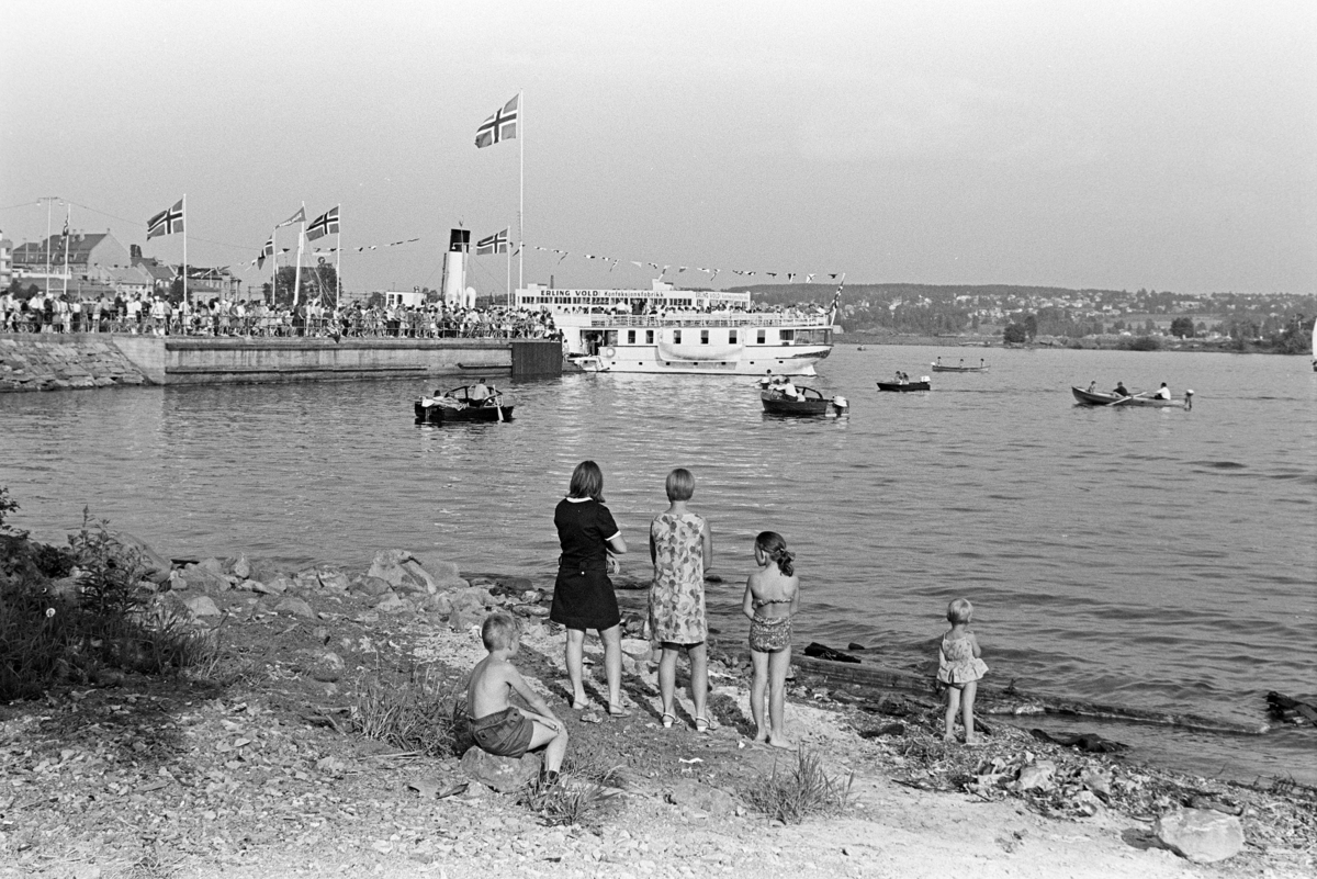 Hamar Brygge, "Brygga" Skibladners åpningtur i juni 1969. Pyntet med norske flagg og masse folk.