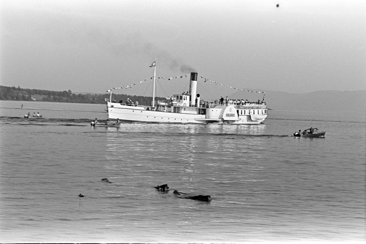 Hamar Brygge, "Brygga" Skibladners åpningtur i juni 1969. Pyntet med norske flagg og masse folk.
