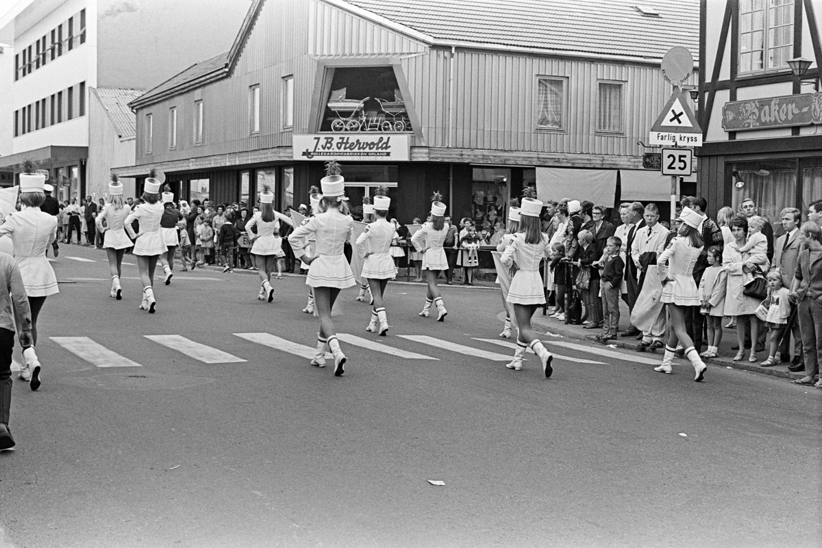 Musikkfestival, Hamar. Drilljenter, Hamar Musikkorps, Vangsvegen.
