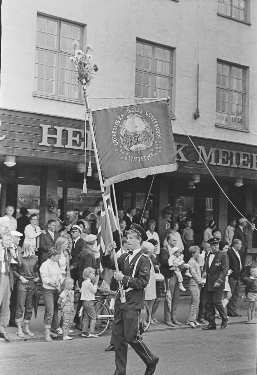 Musikkfestival, Hamar. Vangsvegen, Grunerløkka skoles musikkorps, fanebærer,