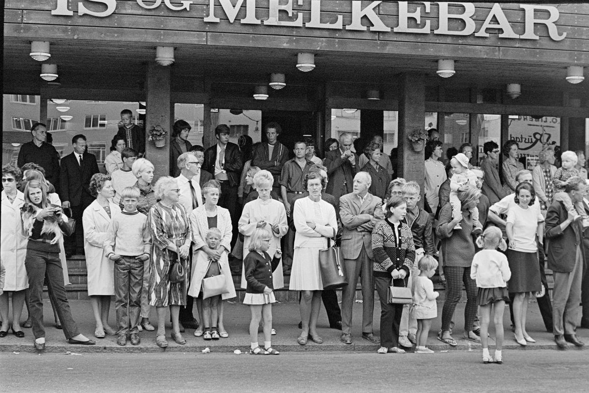 Musikkfestival, Hamar. Vangsvegen, tilskueree utenfor Melkebaren.