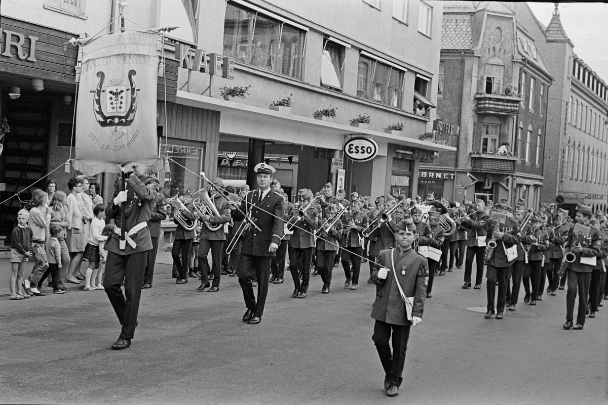 Musikkfestival, Hamar. Vangsvegen, Hamar Guttemusikkorps, fane.
