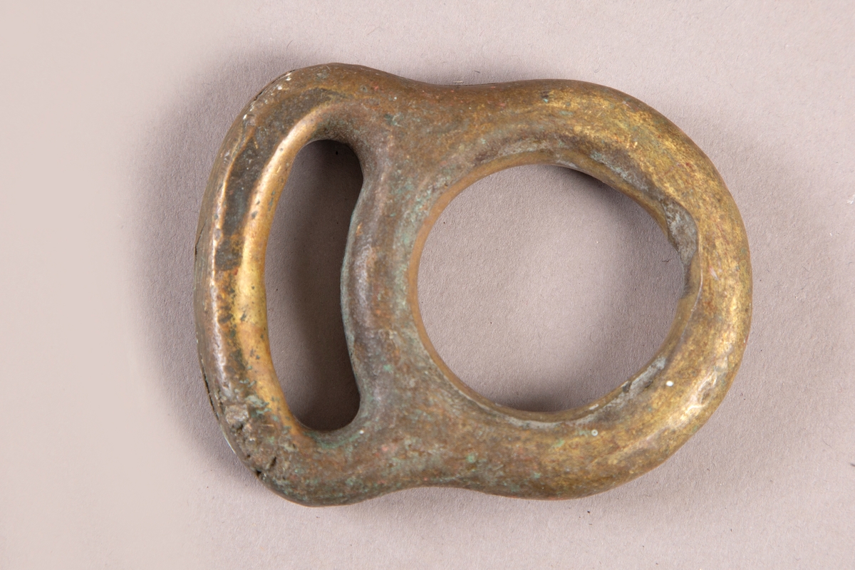 Samling ringer brukt under fiske med ringnot

Ei ringnot er et fiskeredskap som brukes for å fange stimfisker. Den består av ei stor not som settes rundt stimen og snurpes sammen i bunnen. I norske farvann brukes ringnot for å fiske sild, brisling, makrell, lodde, sei og kolmule.

Den eldste typen er snurpenot og ble brukt fra fartøyer kalt snurpere fram til ca. 1965. Nota ble dratt sammen fra småbåter (doryer) og fortøyd langs sida av snurperen. Fangsten ble tatt om bord i snurperen ved hjelp av en håv.

På midten av 1960-tallet overtok ringnotsnurperne. De setter og tar sammen nota fra hekken av båten med kraftblokk eller notvinsjer. Nota har blylodd og flytelegemer av plast så den skal flyte riktig. Snurpelina er en stålvaier. Fisken pumpes ofte ombord ved hjelp av ei fiskepumpe. Ringnot og kraftblokk ble introdusert i fiskeflåten på midten av sekstitallet som en videreutvikling av den eldre snurperen med doryer. Wikipedia 28.10.2019