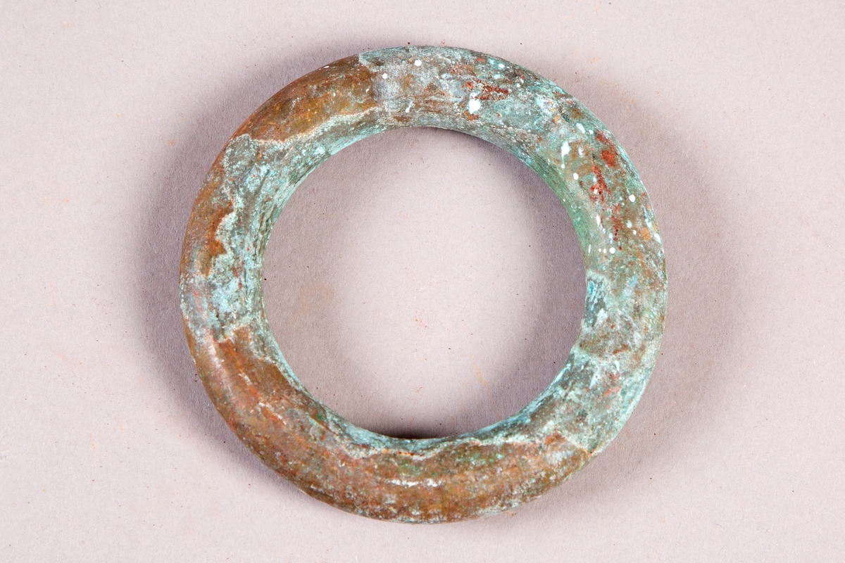 Samling ringer brukt under fiske med ringnot

Ei ringnot er et fiskeredskap som brukes for å fange stimfisker. Den består av ei stor not som settes rundt stimen og snurpes sammen i bunnen. I norske farvann brukes ringnot for å fiske sild, brisling, makrell, lodde, sei og kolmule.

Den eldste typen er snurpenot og ble brukt fra fartøyer kalt snurpere fram til ca. 1965. Nota ble dratt sammen fra småbåter (doryer) og fortøyd langs sida av snurperen. Fangsten ble tatt om bord i snurperen ved hjelp av en håv.

På midten av 1960-tallet overtok ringnotsnurperne. De setter og tar sammen nota fra hekken av båten med kraftblokk eller notvinsjer. Nota har blylodd og flytelegemer av plast så den skal flyte riktig. Snurpelina er en stålvaier. Fisken pumpes ofte ombord ved hjelp av ei fiskepumpe. Ringnot og kraftblokk ble introdusert i fiskeflåten på midten av sekstitallet som en videreutvikling av den eldre snurperen med doryer. Wikipedia 28.10.2019