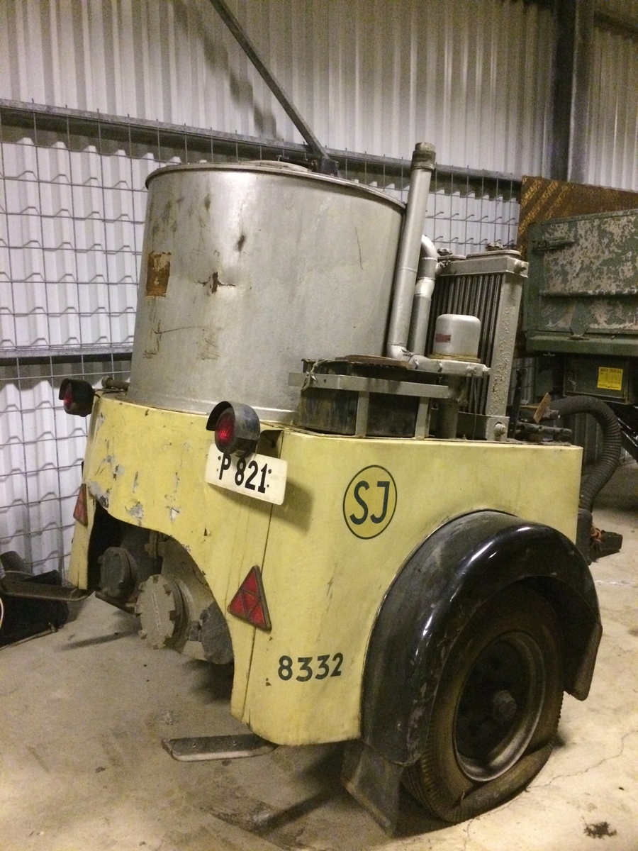 Släpvagn till buss med gengasaggregat för vedgas. SJ inventarienummer 8332.