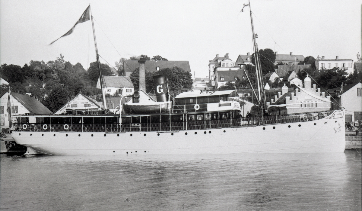 Passagerarfartyget S/S HANSA (1899) vid kaj i Visby. HANSA sänktes av en sovjetisk ubåt utanför Gotland 1944-11-24.