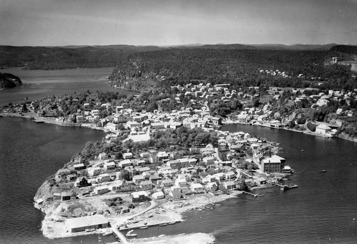 Flyfotoarkiv fra Fjellanger Widerøe AS, fra Porsgrunn Kommune. Bybilde Brevik. Fotografert 18.06.1955 Fotograf Vilhelm Skappel