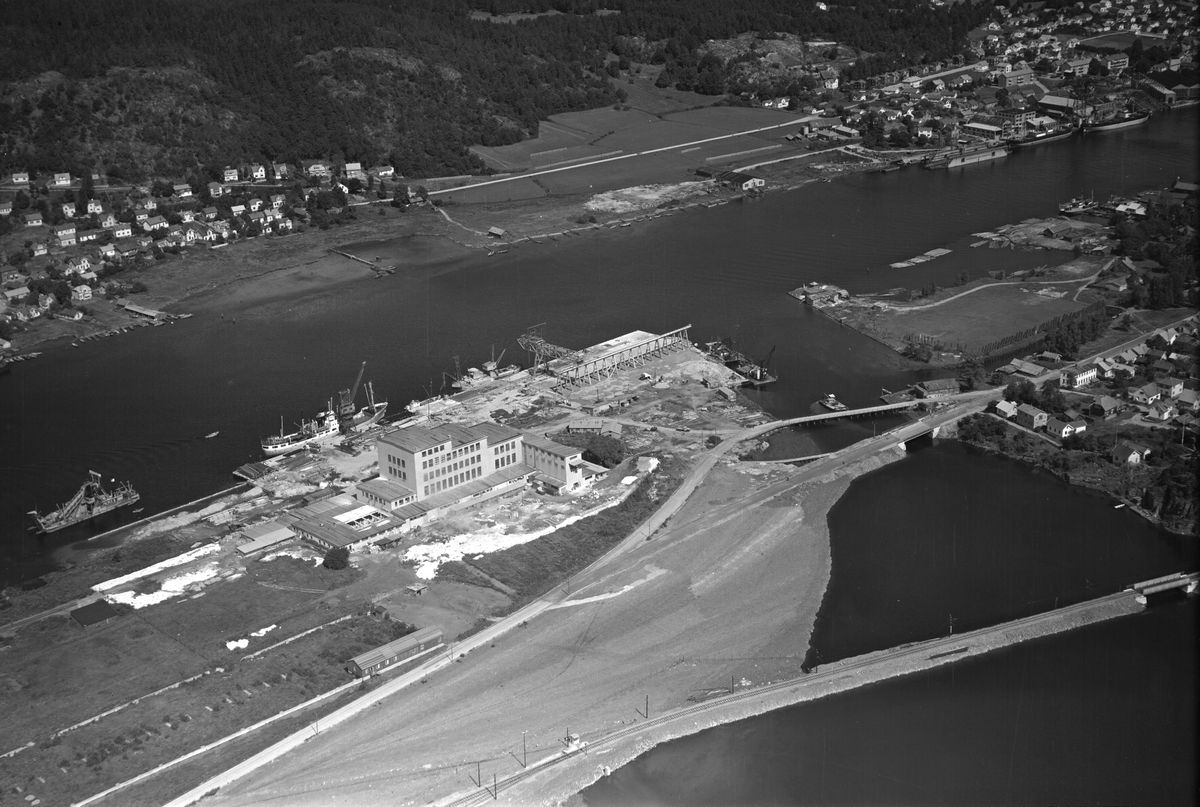 Flyfotoarkiv fra Fjellanger Widerøe AS, fra Porsgrunn Kommune. Porsgrunn Porselen avd. sanitærporselen, Herøya. Fotografert av Vilhelm Skappel, 20.07.1953.