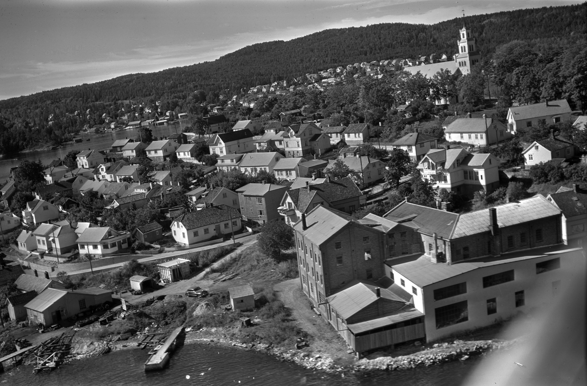 Flyfotoarkiv fra Fjellanger Widerøe AS, fra Porsgrunn Kommune. Porsgrunn. Brevik Blikkvarefabrikk, Øya, Brevik.  Fotografert av J. Kruse 08.08.1959.