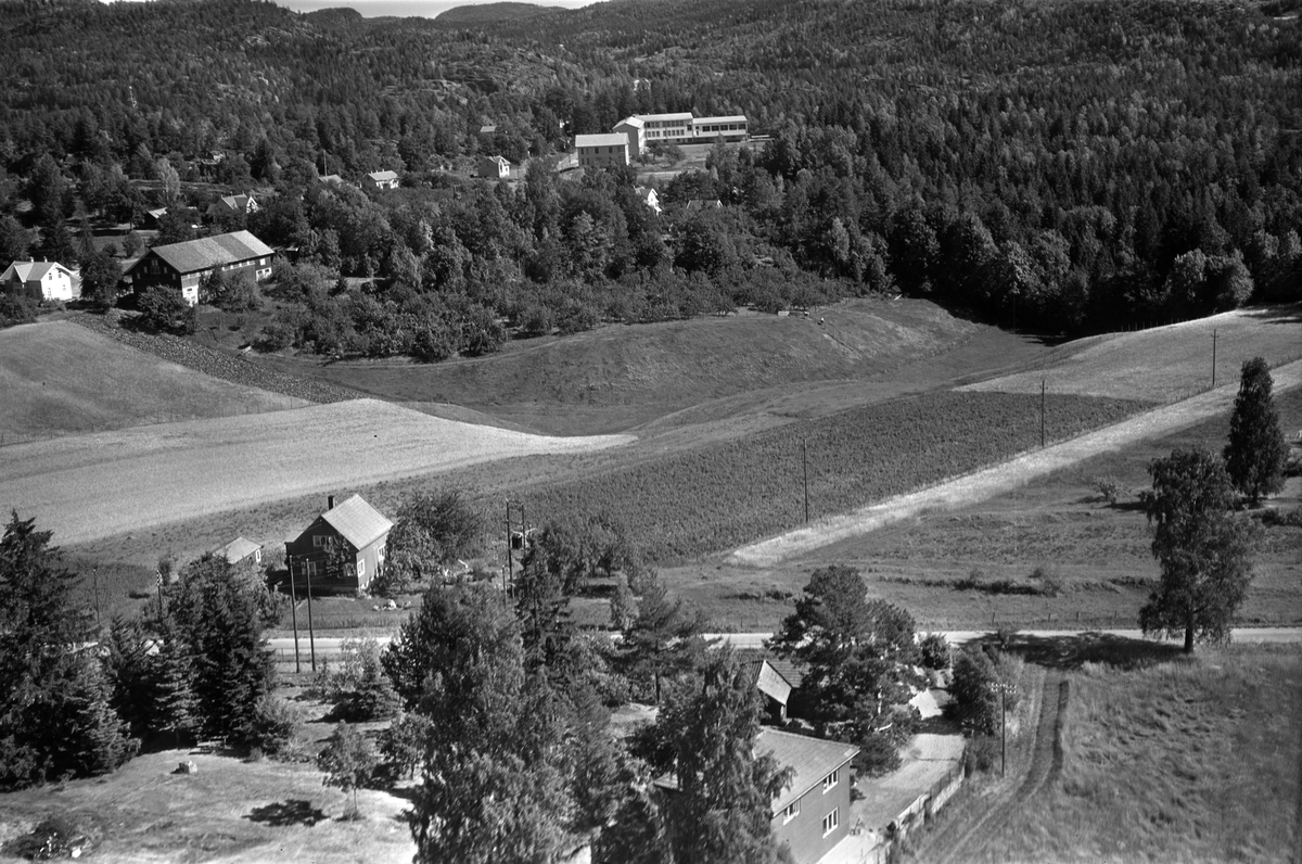 Flyfotoarkiv fra Fjellanger Widerøe AS, fra Porsgrunn Kommune. Tveten på Eidanger. Fotografert av J. Kruse 08.08.1959.