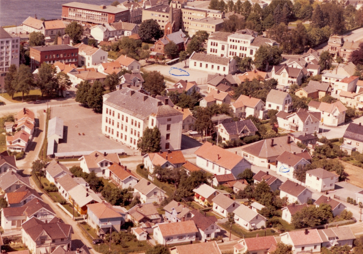 Flyfotoarkiv fra Fjellanger Widerøe AS, fra Porsgrunn Kommune. Vi ser Folkeskolen og den gamle Middelskolen. Fotografert 15.06.1961