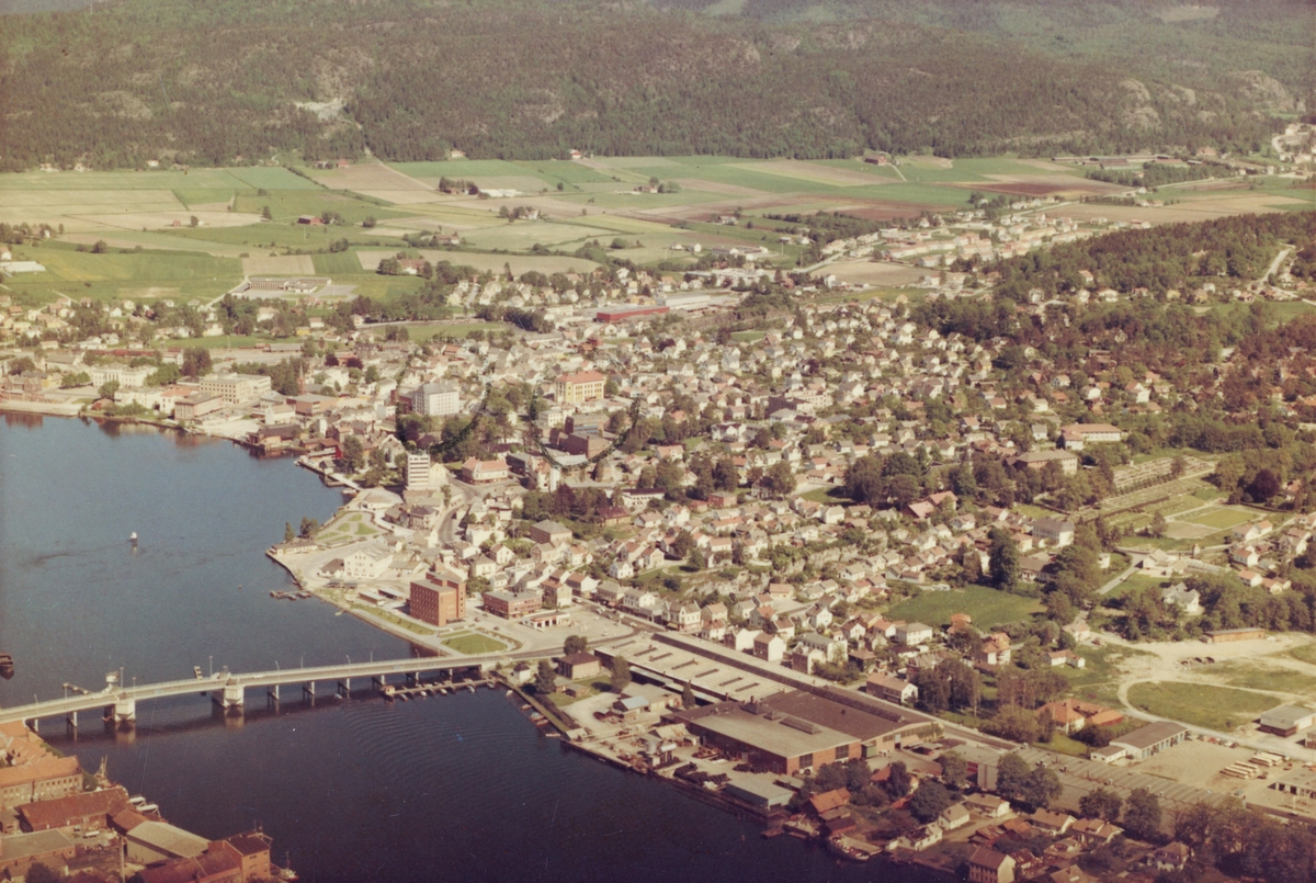 Flyfotoarkiv fra Fjellanger Widerøe AS, fra Porsgrunn Kommune, Porsgrunn. Fotografert 11.06.67