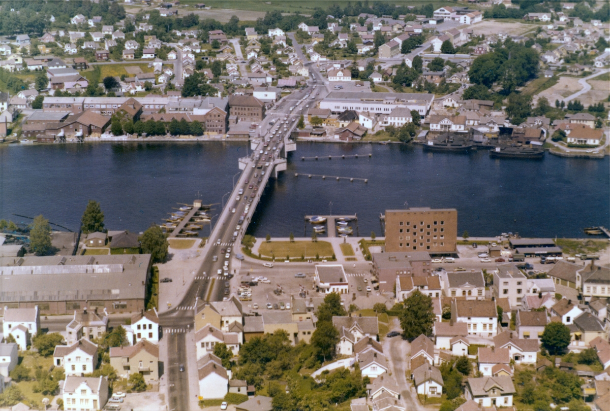 Flyfotoarkiv fra Fjellanger Widerøe AS, fra Porsgrunn Kommune, Porsgrunnsbrua. Fotografert13/06-1970