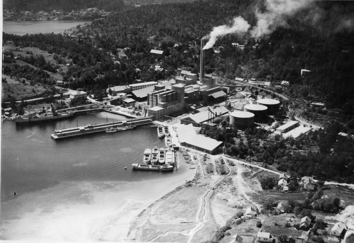 Flyfotoarkiv fra Fjellanger Widerøe AS, fra Porsgrunn Kommune, Dalen Portland Cementfabeik A/S, Brevik. Fotografert 10.07-1948 av Vilhelm Skappel