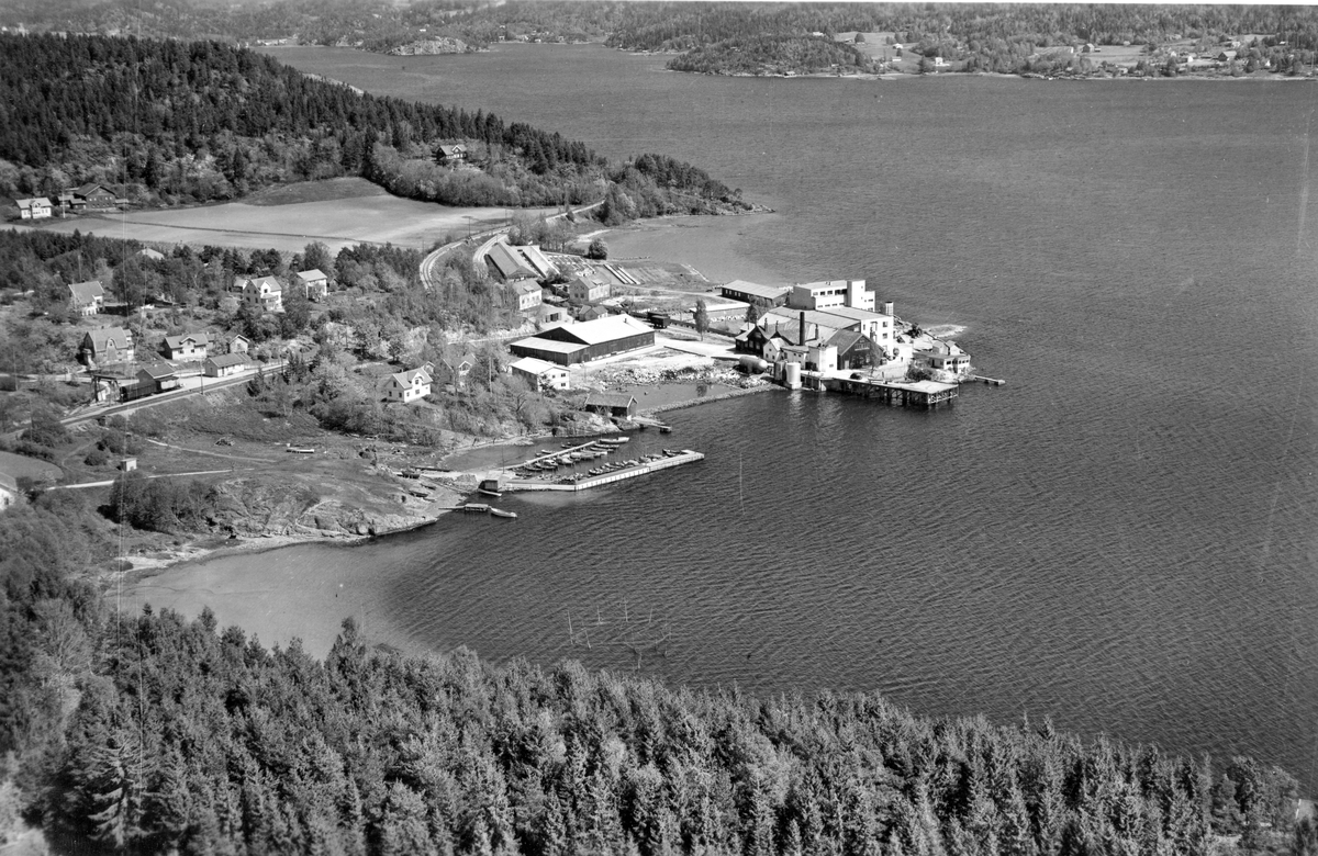 Flyfotoarkiv fra Fjellanger Widerøe AS, fra Porsgrunn Kommune, Heistad Fabrikker A/S, Brevik. Fotografert. 30.05.1951 Kl 10.55 av Vilhelm Skappel