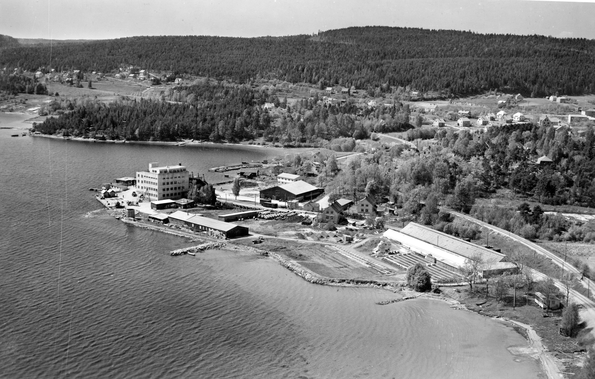 Flyfotoarkiv fra Fjellanger Widerøe AS, fra Porsgrunn Kommune, Heistad Fabrikker A/S, Brevik. Fotografert. 30.05.1951 av Vilhelm Skappel