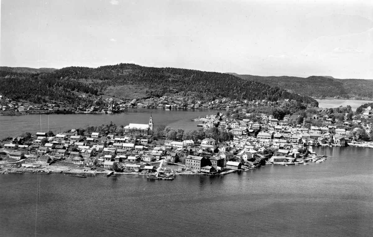 Flyfotoarkiv fra Fjellanger Widerøe AS, fra Porsgrunn Kommune, Brevik. Fotografert. 30.05.1951 av Vilhelm Skappel