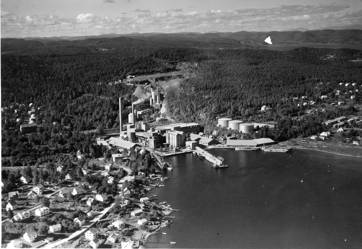 Flyfotoarkiv fra Fjellanger Widerøe AS, fra Porsgrunn Kommune. Dalen Portland Cementfabrik Brevik, Fotografert. 19.09.1954 av Otto Hansen