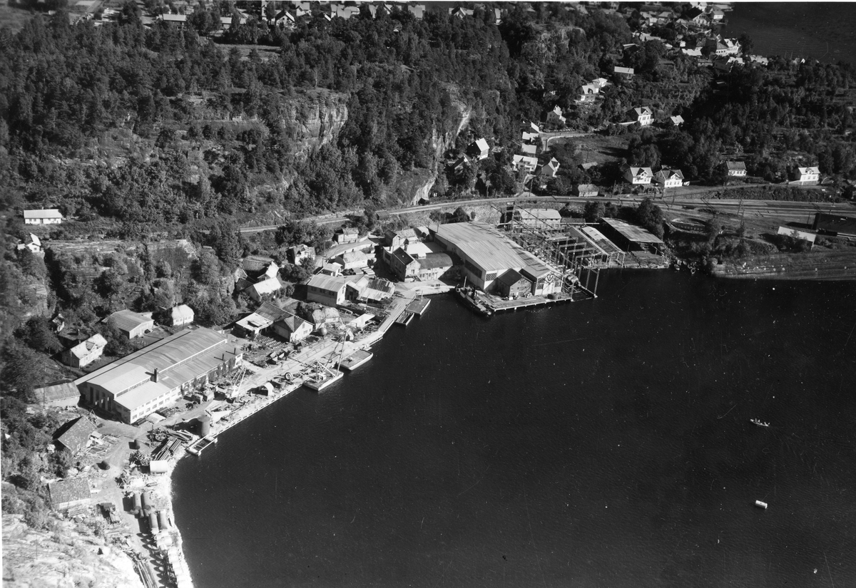 Flyfotoarkiv fra Fjellanger Widerøe AS, fra Porsgrunn Kommune. Trosvik Mekaniske Verksted, Brevik, Fotografert. 19.09.1954 av Otto Hansen