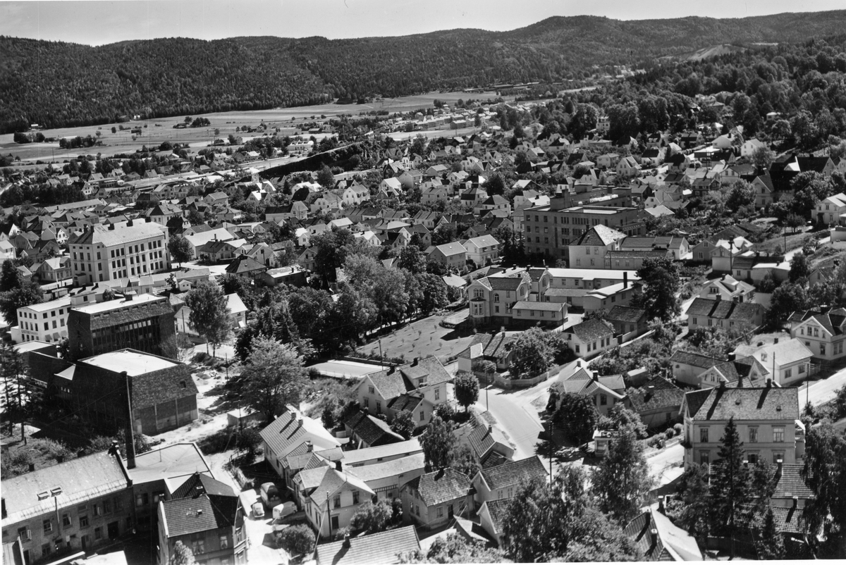 Flyfotoarkiv fra Fjellanger Widerøe AS, fra Porsgrunn Kommune. Bybilde Porsgrunn. Fotografert 08.08.1959 av J. Kruse