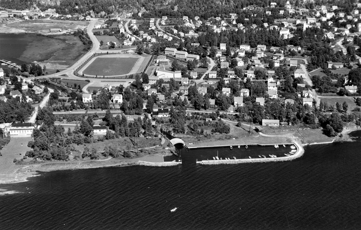 Flyfotoarkiv fra Fjellanger Widerøe AS, fra Porsgrunn Kommune. Herøya. Fotografert 30.07.1961 av Edmond Jaquet