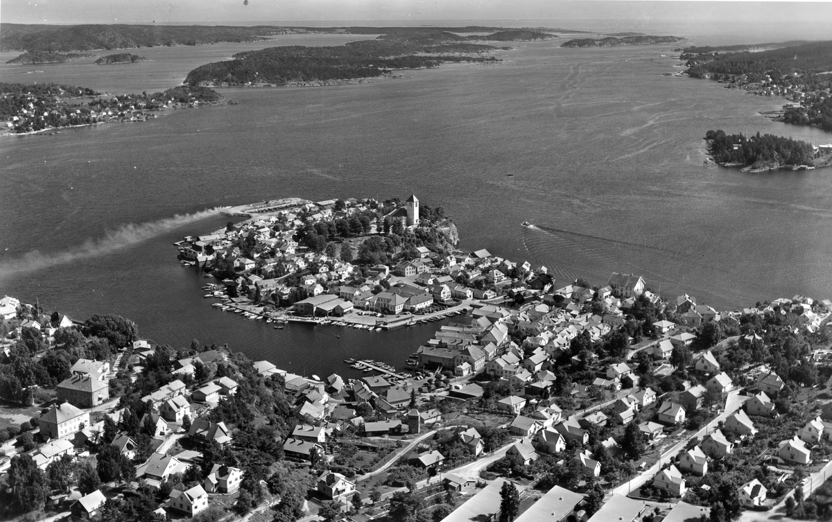 Flyfotoarkiv fra Fjellanger Widerøe AS, fra Porsgrunn Kommune. Bybilde Brevik. Fotografert 27.07.1963 av Edmond Jaquet