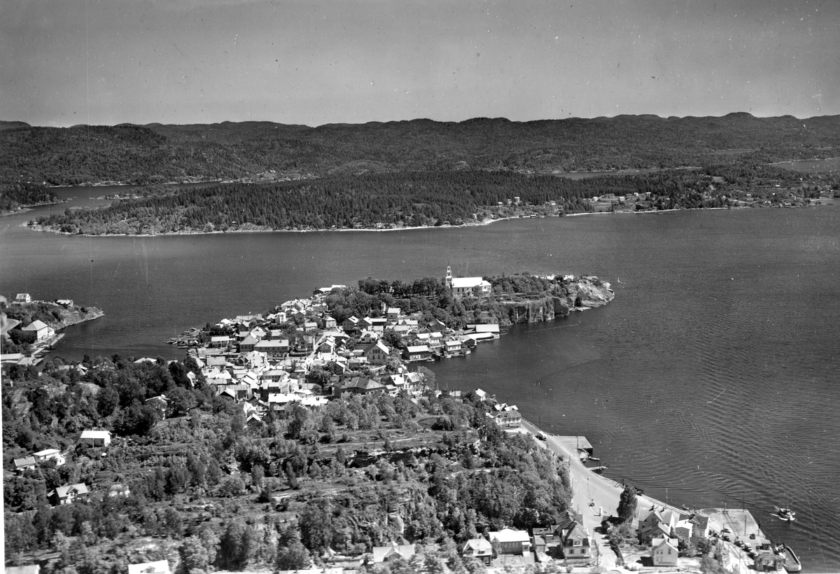 Flyfotoarkiv fra Fjellanger Widerøe AS, fra Porsgrunn Kommune. Bybilde Brevik. Fotografert 18.06.1955 Fotograf Vilhelm Skappel