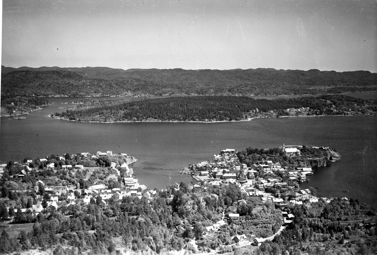 Flyfotoarkiv fra Fjellanger Widerøe AS, fra Porsgrunn Kommune. Bybilde Brevik. Fotografert 18.06.1955 Fotograf Vilhelm Skappel