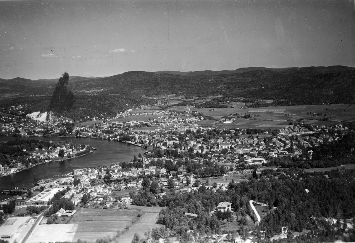 Flyfotoarkiv fra Fjellanger Widerøe AS, fra Porsgrunn Kommune. Bybilde Porsgrunn. Fotografert 18.06.1955 Fotograf Vilhelm Skappel
