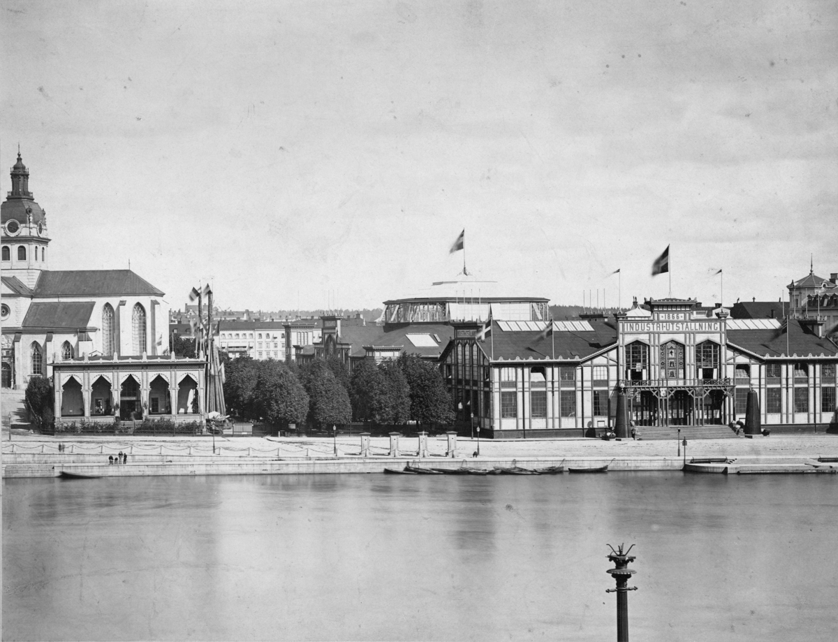 Utställningen var förlagd till Kungsträdgården och Nationalmuseum i Stockholm. Utställningsarkitekt var A. W. Edelsvärd.