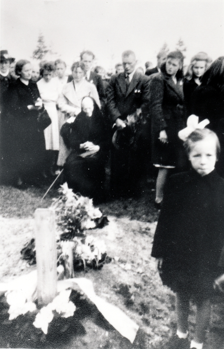 Kirkealmuen utenfor Stonglandet Kirke. 16.august 1946