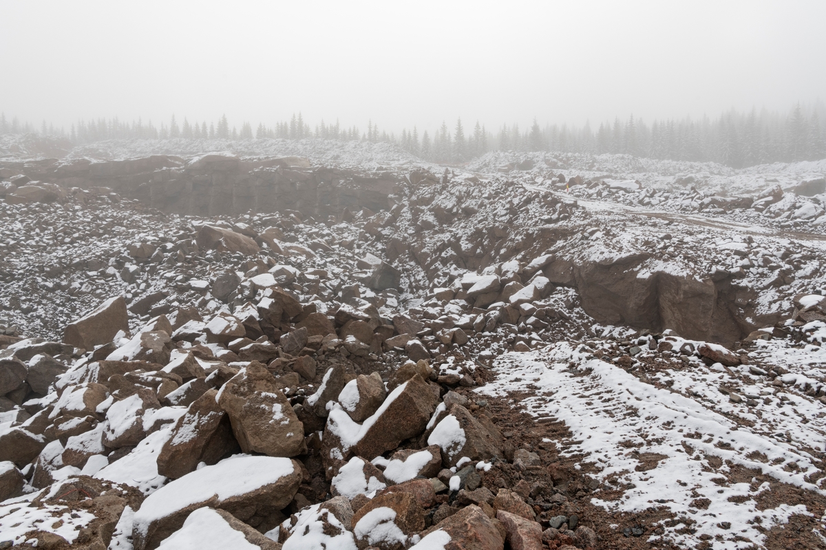 Vindkraftutbygging på Finnskogen. Bygging av Kjølberget vindkraftverk, Våler kommune, Hedmark. Anleggsarbeid. Anleggsområde.  Steinbrudd nord for Buberget, hvor det ble tatt ut steinmasse for anlegget.