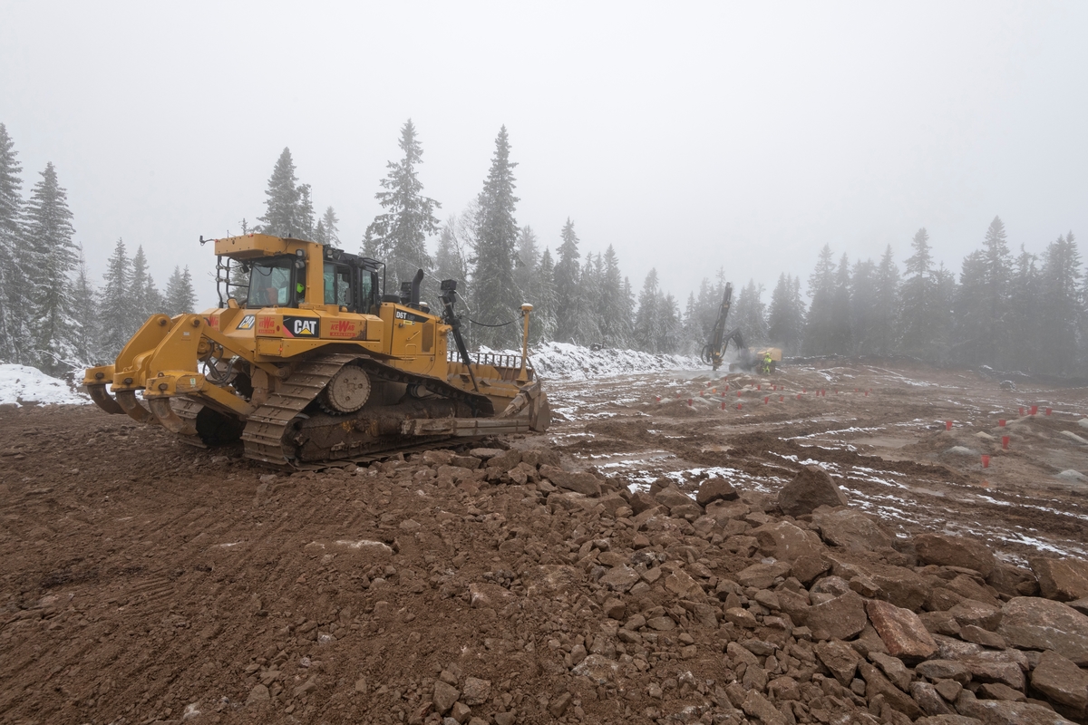 Vindkraftutbygging på Finnskogen. Bygging av Kjølberget vindkraftverk, Våler kommune, Hedmark. Anleggsområde. Anleggsarbeid ved turbin 2/ K. 1103 ved Kjølbergtoppen.  Anleggsmaskiner.