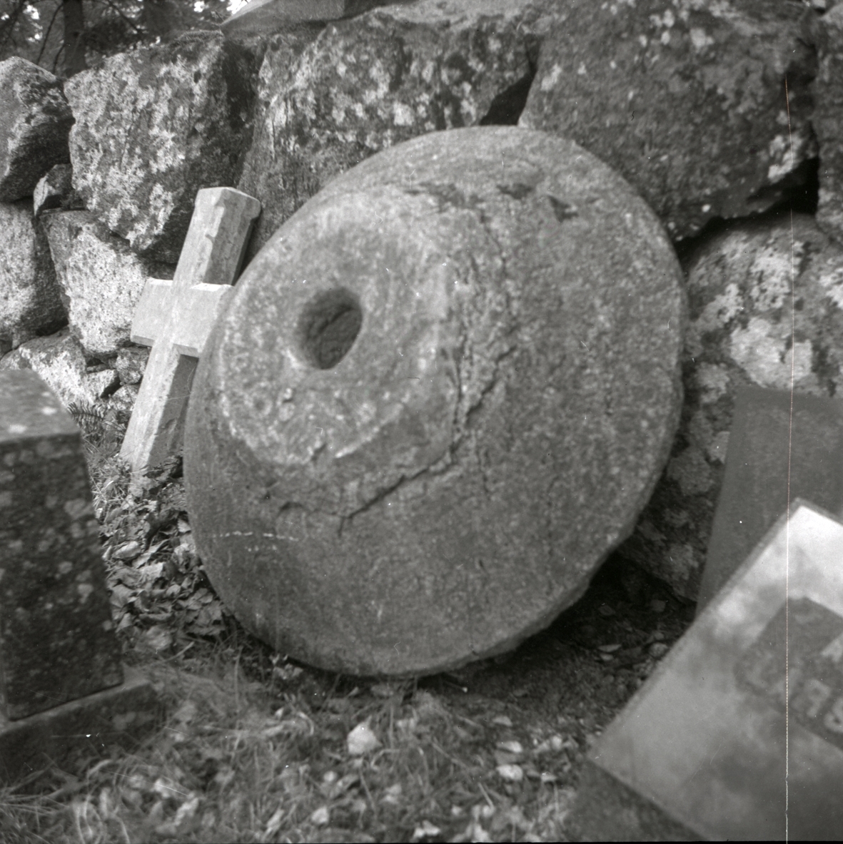 Blackstads kyrka dopfunt vid en stenmur.